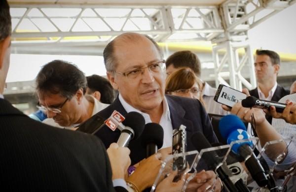 Alckmin durante vistoria às obras de construção de um piscinão para conter enchentes na região da Avenida do Estado (Divulgação/Portal do Governo do Estado)