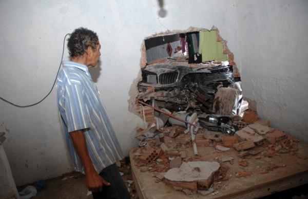Milton Sampaio observa buraco causado no quarto onde dormia menina ferida (Sérgio Masson/AAN)