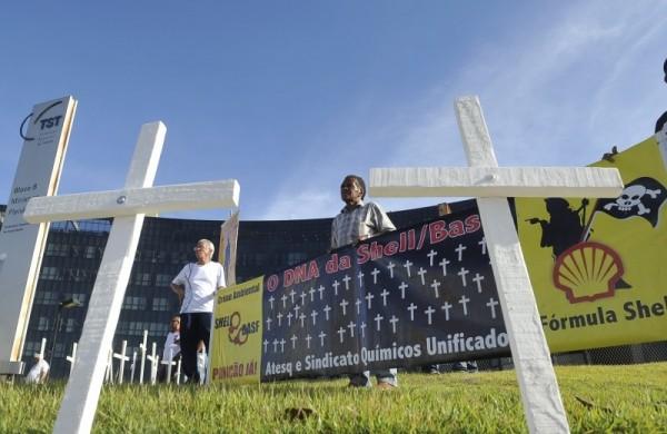 Ex-funcionários da Shell protestam durante audiência em Brasília (Agência Brasil)