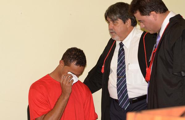O ex-goleiro Bruno Fernandes de Souza (e), de 28 anos, chora ao conversar com seus advogados Lúcio Adolfo e Thiago Lenoir no Fórum de Contagem (Thiago Chaves/AE )