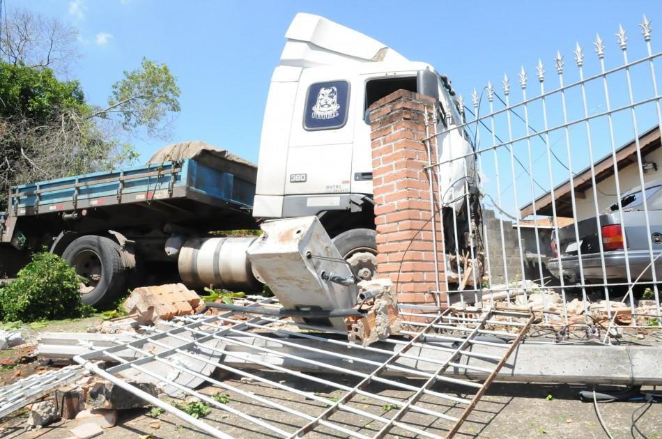 Caminhão só parou depois de derrubar muros e portão da casa (Edu Fortes/AAN)