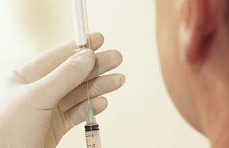 Profissional de saúde prepara injeção (Cedoc)