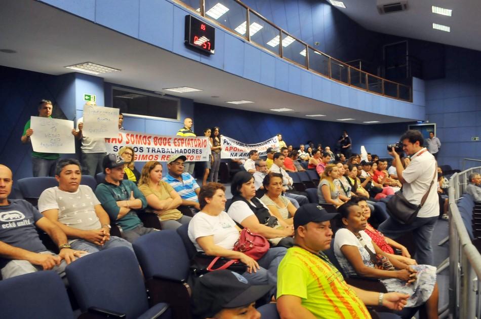 Na sessão, os ambulantes levantaram cartazes em protesto (César Rodrigues/AAN)