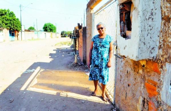 A dona de casa Maria Laulita disse que pagou por terreno e para construir sua casa ( Edu Fortes/AAN)