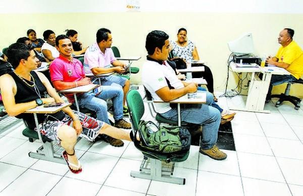 Grupo em aula de curso de autoescola: procura por CNHs aumenta ( Leandro Ferreira/AAN)