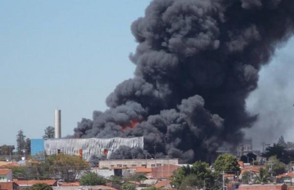 Equipes do Corpo de Bombeiros de Itu e Sorocaba tentam controlar as chamas na fábrica  (Foto do Leitor/Leandro Telles)