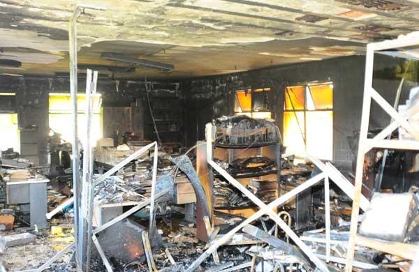 Incêndio destruiu metade do prédio (Élcio Alves/AAN)