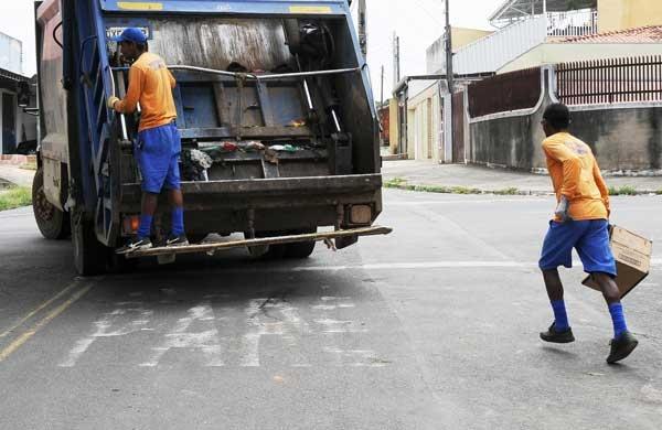 Coleta de lixo em rua de Campinas (Cedoc)