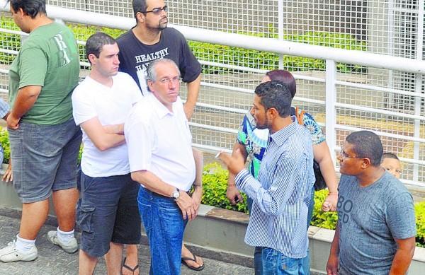 Petistas aguardam do lado de fora do diretório, antes da seção: à direita, Ercindo Júnior, que foi expulso (Dominique Torquato/ AAN )