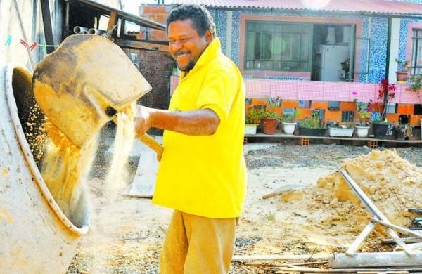 Afonso Mendes, morador do Jd. Satélite Íris 1, com a ajuda do filho, constrói grupos de cozinha, banheiro, sala e quarto para toda a família (Elcio Alves/AAN )