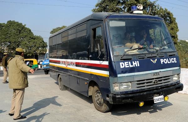 Ônibus da Polícia de Nova Delhi transporta prisioneiros acusados de estupro para julgamento (France Press)