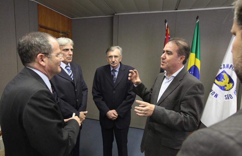 Jonas Donizette conversa com Ilan Sztulman (à esq.): desenvolvimento do conhecimento e tecnologias (Divulgação)