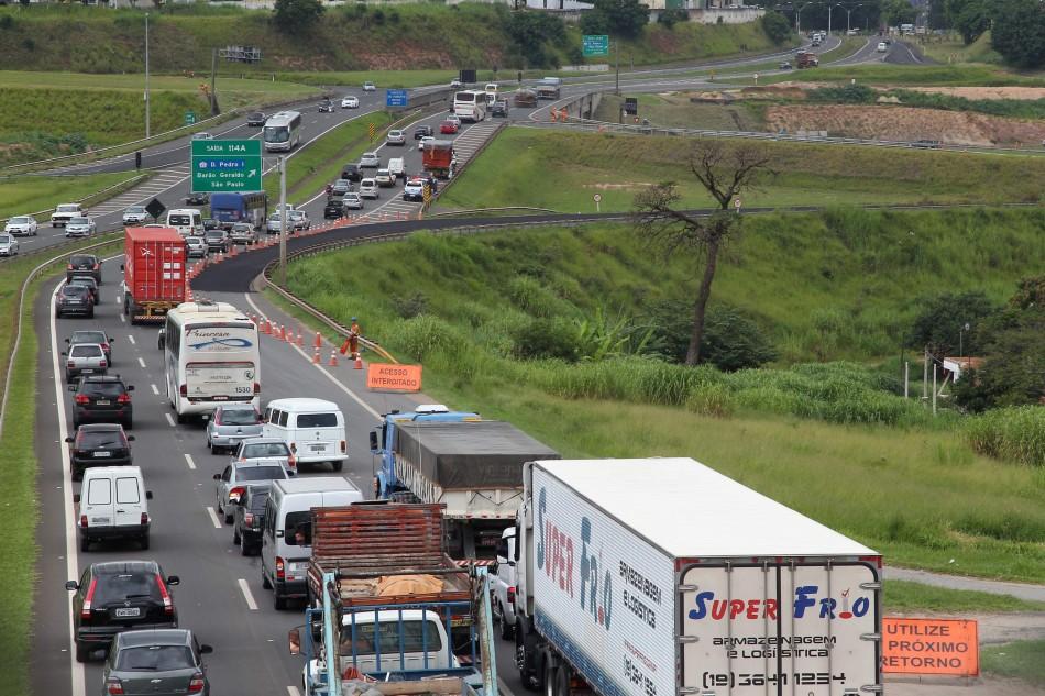 Veículos desviam da pista que recebeu nova camada de massa asfáltica (Leandro Ferreira/AAN)