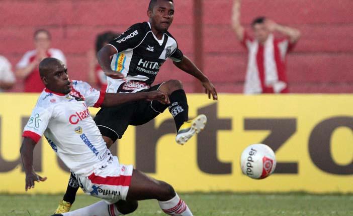 O meia Cicinho, o "motorzinho" da Ponte Preta, sofre forte marcação de atleta do Linense: sem brilho, partida tem poucas chances de gol (Cedoc)