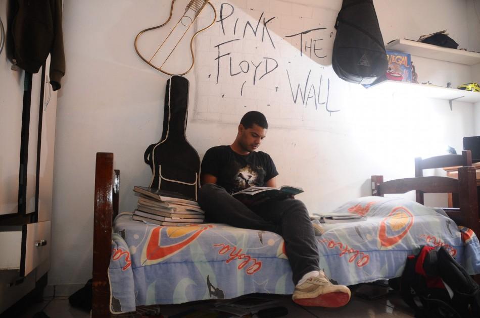 Cleyton Soares dos Santos em sua casa no Recanto dos Dourados (Érica Dezonne/AAN)
