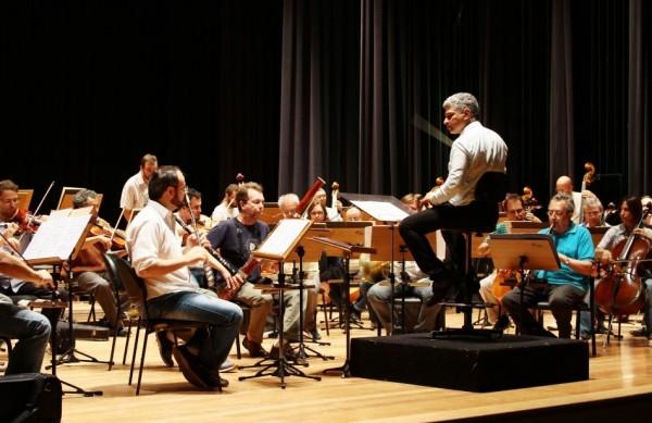 O maestro Rodolfo Fischer durante o ensaio da Orquestra Sinfônica de Campinas rquestra com o Quinteto Villa-Lobos ( Janaína Maciel/Especial a AAN )