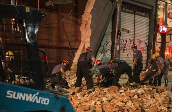 Bombeiros procuram por pessoas sobre os escombros da marquise de um prédio que desabou em São Paulo (William Volcov/AE)