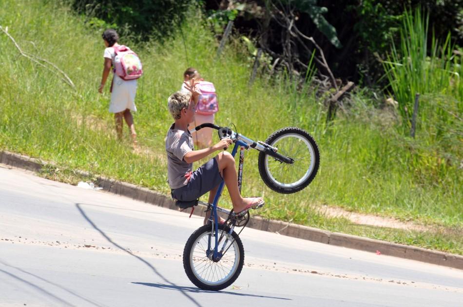 Menina faz malabarismos com a sua bike (Alessandro Rosman/AAN)