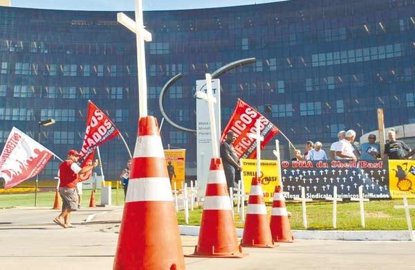 Protesto de ex-trabalhadores da Shell em Paulínia durante uma das audiências que discute o caso em Brasília, no início de fevereiro (Antonio Cruz/14fev2013/ABr)