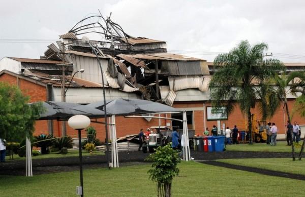 Barracão fica destruído após explosão em Franca (Diário da Franca)