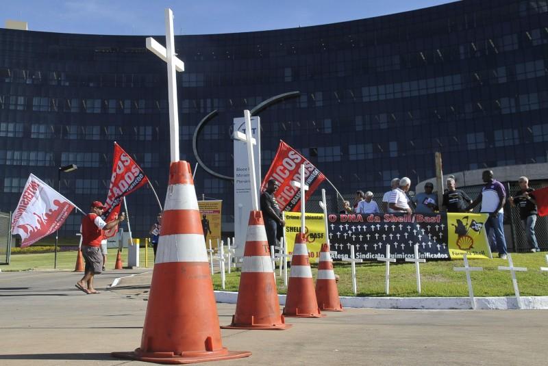 Ex-trabalhadores da Shell e Basf fazem protesto em frente à sede do Tribunal Superior do Trabalho (AE)