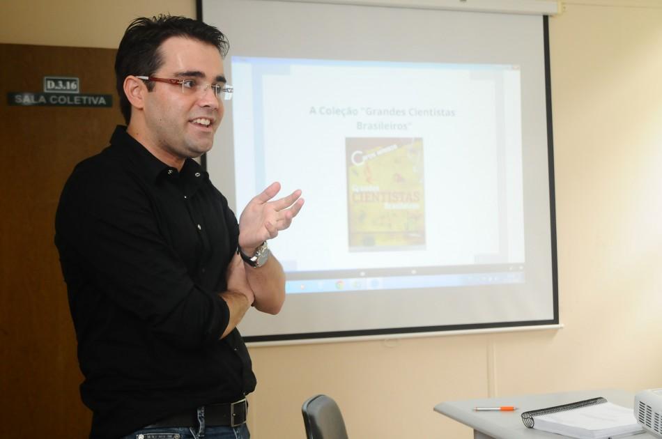 Fabiano durante a apresentação da dissertação na Unicamp (Érica Dezonne/AAN)