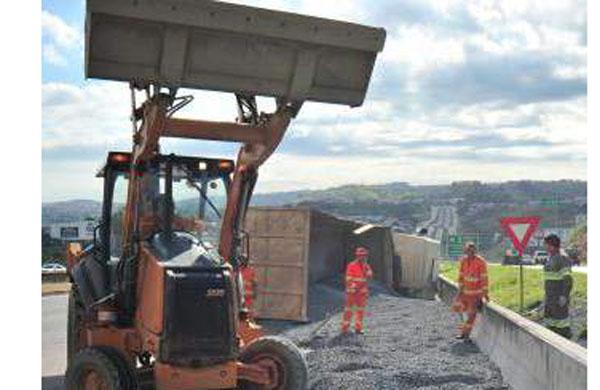 Funcionários tiveram trabalho para retirar carga de pedras da pista (Eloy de Oliveira)