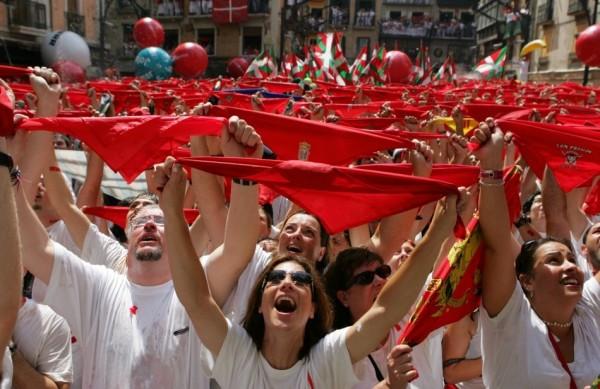 Público participa do Chupinazo em Pamplona, cerimônia abre oficialmente o Festival de San Fermín, que acontece desde o século XII no dia 6 de julho; evento tem corrida de touros pelo Centro e touradas na praça ( Divulgação)