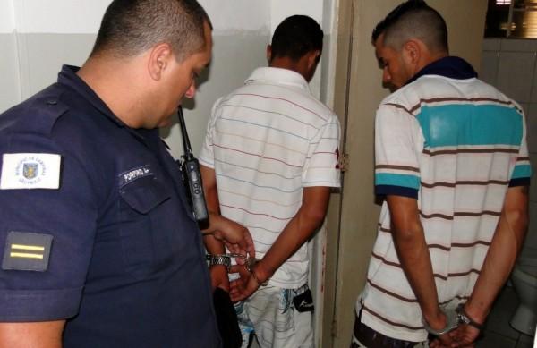 E.S.G, de 22 anos e L.C.R. de 20 - que estavam em um bar foram abordados quando estavam em um bar  (Divulgação/Guarda Municipal)