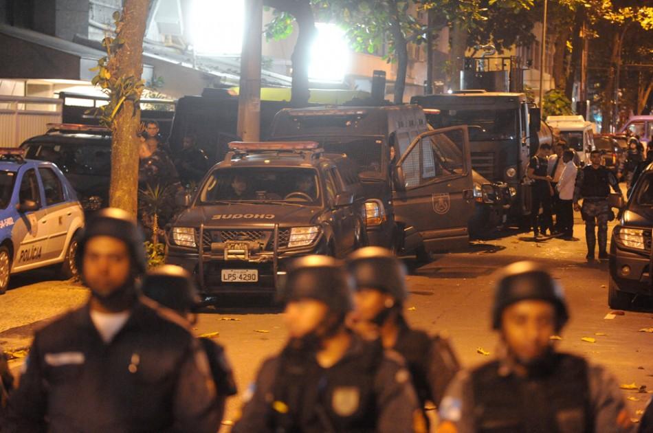 Manifestantes reunidos em frente à casa do governador do Rio protestam com cartazes contra a corrupção e com dizeres 'fora Cabral' (Agência Brasil)