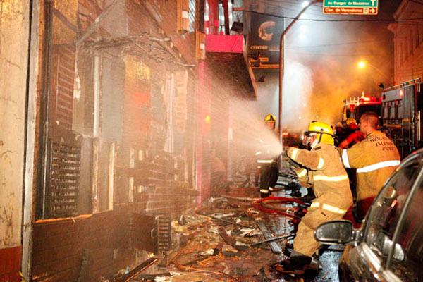 IMAGENS DA TRAGÉDIA EM SANTA MARIA (FRANCE PRESS)