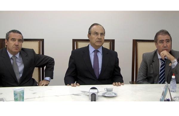 Secretário estadual de Segurança, Fernando Grella Vieira (ao centro), com Jonas Donizette e o secretário municipal Luiz Augusto Baggio: estratégia integrada contra o crime (Shana Pereira/AAN )