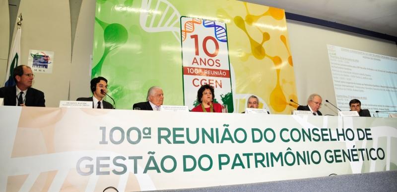 Ministra do Meio Ambiente, Izabella Teixeira (centro), informou que o Brasil deve ratificar o Protocolo de Nagoia (Agência Brasil)