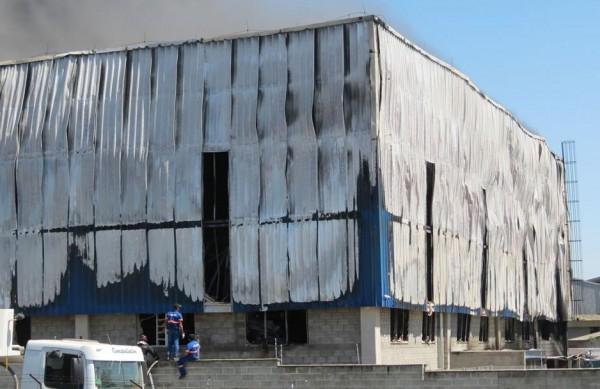 Fábrica de bebedouros ficou completamente destruído após incêndio (Divulgação/itucombr)