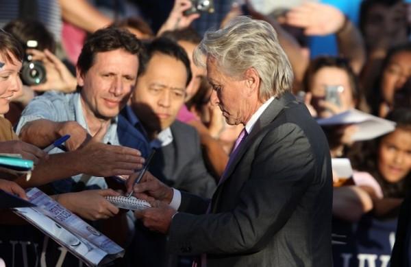 O ator Michael Douglas distribui autógrafos na cidade francesa de Deauville, onde recentemente participou do Festival de Filmes Americanos (France Press)