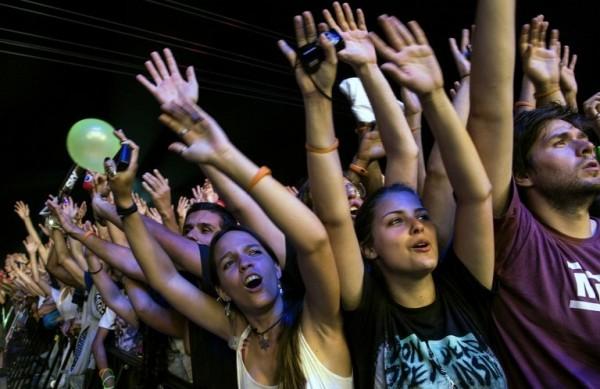 Público do Rock in Rio vibra com os shows que se sucedem nos vários palcos do festival (France Press)