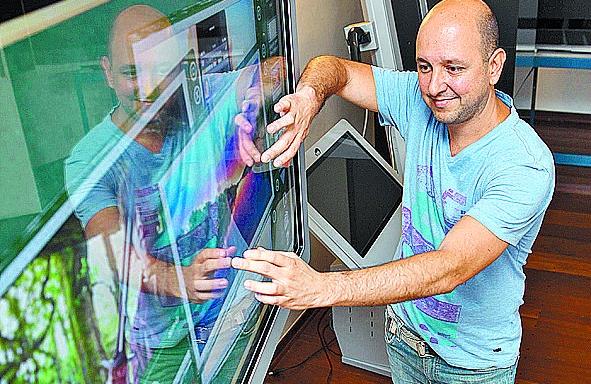 TONELLI MOSTRA o tablet gigante criado pela Apek: todo o estoque inicial de 200 peças foi vendido em apenas um mês (Rodrigo Zanotto/Especial para a AAN)