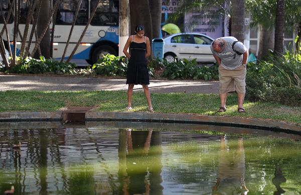 A estudante Michele e o comerciante Marcos reclamam do abandono do espelho d?água na praça ( Leandro Ferreira/AAN)