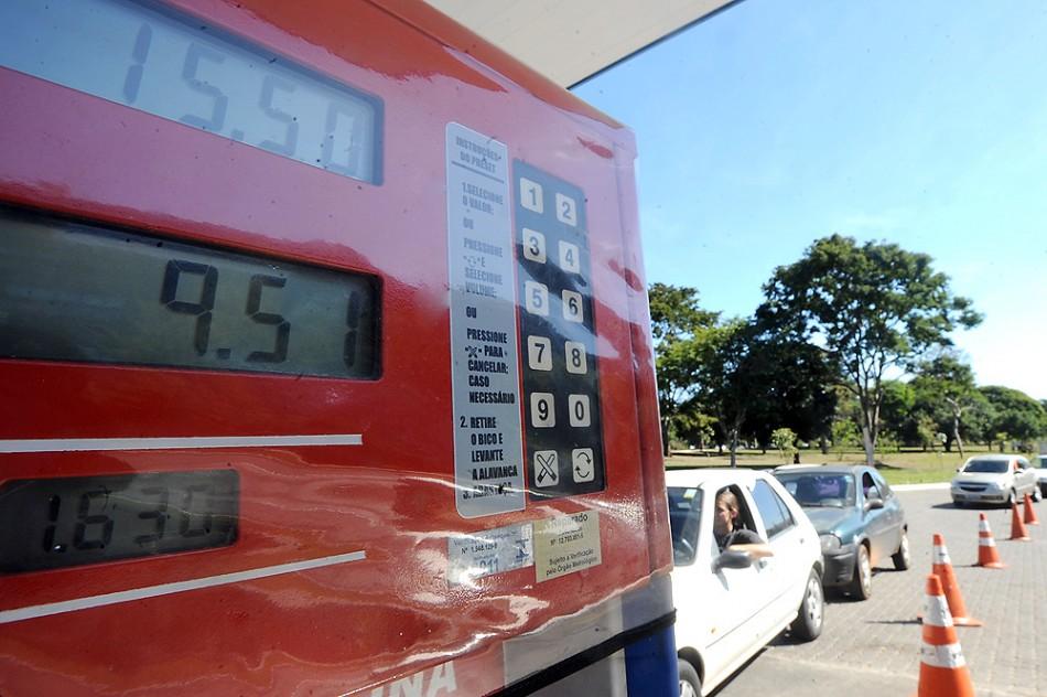 O governo federal deve conceder um novo reajuste no preço da gasolina até o dia 21 de outubro (Agência Brasil)