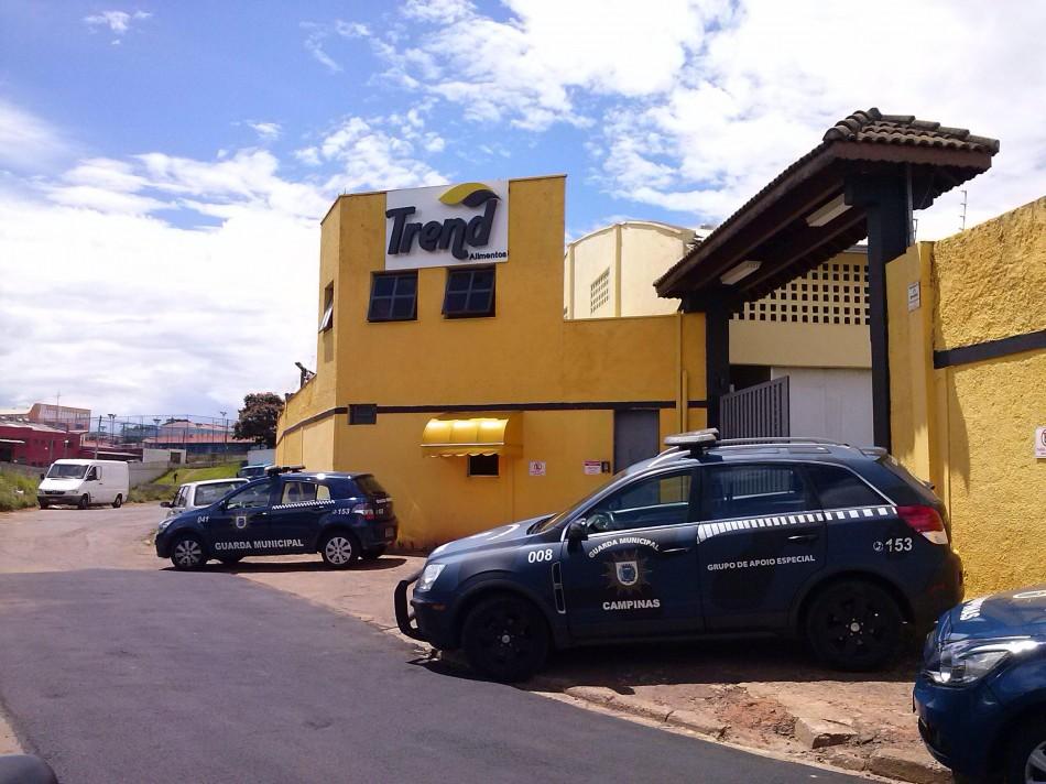 Viaturas da Guarda Municipal em frente à Trend Alimentos (Patrícia Azevedo/AAN)