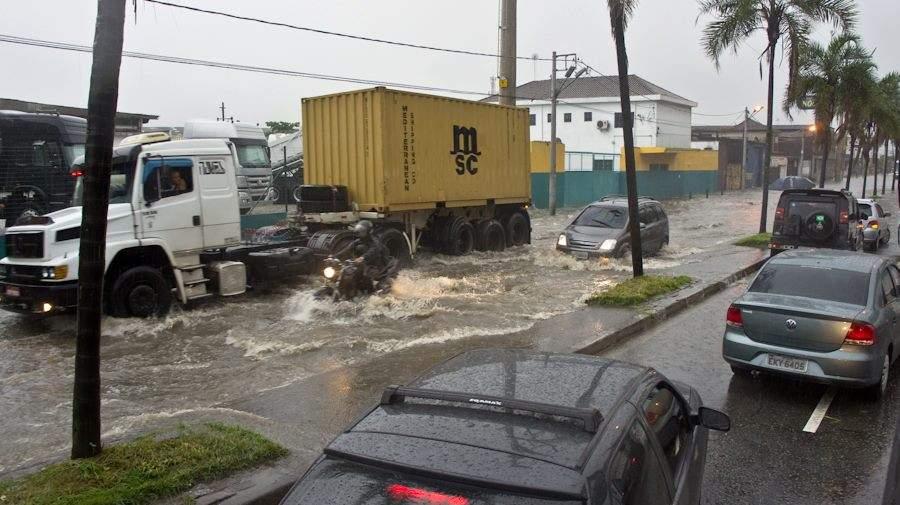 Avenida alagada pela chuva causa dificuldades a motoristas e motociclistas (Divulgação)