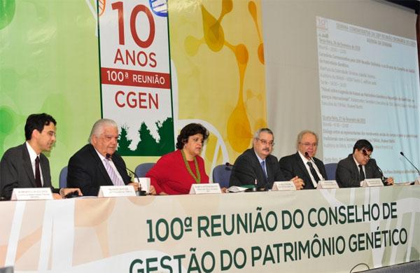 Os ministros da Ciência e Tecnologia, Marco Antônio Rauup, e do Meio Ambiente, Izabella Teixeira, e autoridades, participam da cerimônia em homenagem aos 10 anos do Conselho de Gestão do Patrimônio Genético (Agência Brasil)