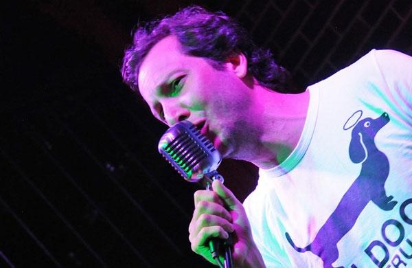 "Pouca Bagagem", a música que leva o nome do disco agrada os ouvidos no primeiro instante (Divulgação)