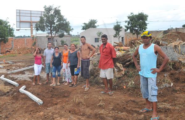 Moradores em área invadida por trator: revolta e medo (Alessandro Rosman/AAN)