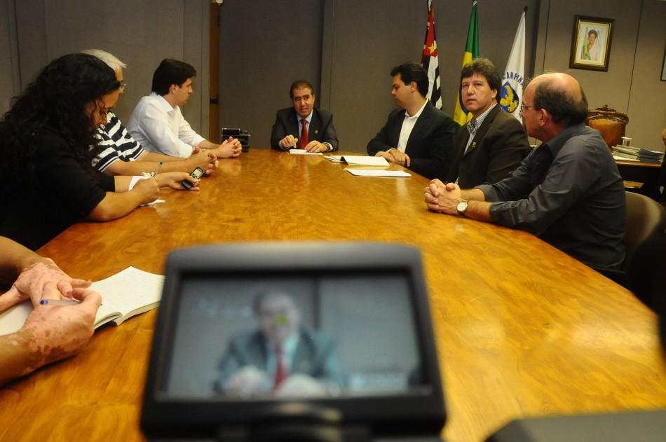 Jonas com o secretário estadual Bruno Covas (à direita): pedido de agilidade em licenças (Érica Dezonne/AAN)