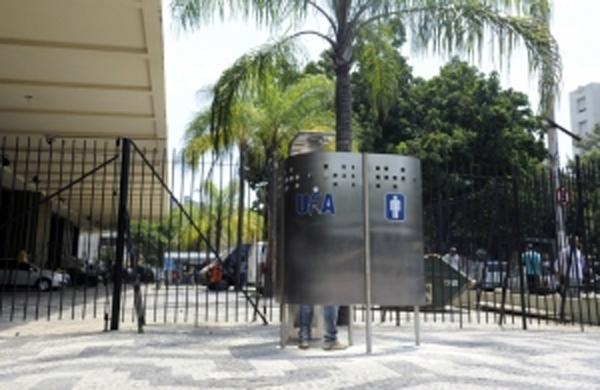 Batizado de Unidade Fornecedora de Alívio (UFA), o mictório não tem pia para lavar as mãos. (Agência Brasil)