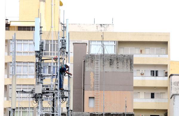 Homem escala antena em arranha-céu (Érica Dezonne/AAN)