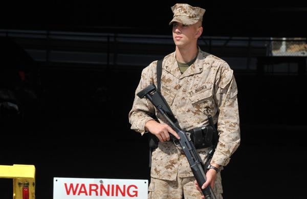 Soldado faz segurança em frente ao complexo naval de Washington após tiroteio (France Press)