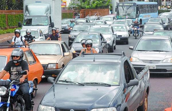 Tráfego congestionado em ponto de Ribeirão: facilidades para compra de veículos facilitam inadimplência (Fabio Melo)