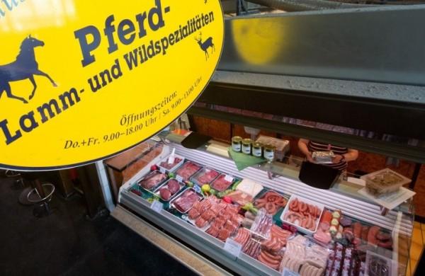 Carne de cavalo em exposição num supermercado na Alemanha (France Press)